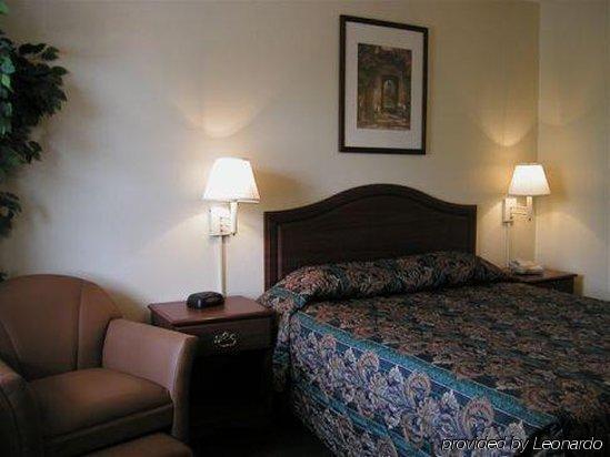 Intown Suites Extended Stay Greensboro Nc - Lanada Δωμάτιο φωτογραφία